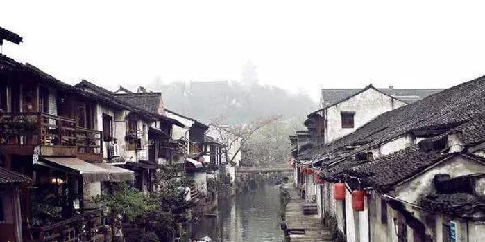 花群中的女孩